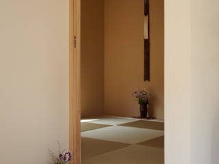 里山に建つ家, toki Architect design office toki Architect design office Salas multimédia modernas Madeira Acabamento em madeira