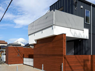 富士を望む家, 佐賀高橋設計室／SAGA + TAKAHASHI architects studio 佐賀高橋設計室／SAGA + TAKAHASHI architects studio Modern Houses