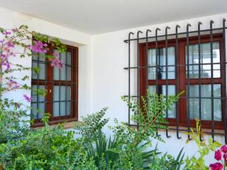 Ventana de madera con rejas homify Puertas y ventanas rústicas Ventanas