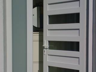 Portoncino d'entrata S.Canzian d'Isonzo, CaldoRisparmio CaldoRisparmio Modern windows & doors Wood-Plastic Composite