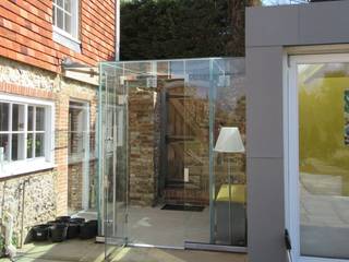 Glass linkway between period Church House & new extension , Ion Glass Ion Glass منازل زجاج