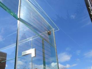 Glass linkway between period Church House & new extension , Ion Glass Ion Glass Casas modernas Vidrio