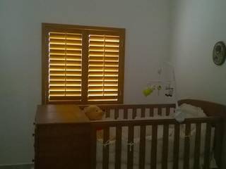 Shutter para cuarto de bebé, Whitewood Shutters Whitewood Shutters Puertas y ventanas de estilo colonial