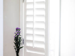Shutter blanca para ventana pequeña, Whitewood Shutters Whitewood Shutters Colonial style windows & doors Blinds & shutters