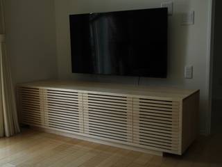 相模原の家２ AVボード, hyakka hyakka Salones de estilo moderno Madera Acabado en madera