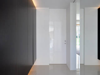 Zh-house, 門一級建築士事務所 門一級建築士事務所 Modern corridor, hallway & stairs Tiles White