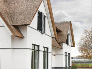 Witte villa met rieten dak, Arend Groenewegen Architect BNA Arend Groenewegen Architect BNA Country style houses White