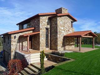 Una Casa estilo Cabaña con Paredes de Piedra, Jardines y Piscina!, AD+ arquitectura AD+ arquitectura Rustykalne domy