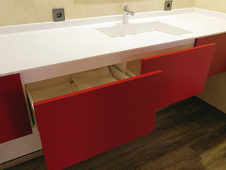 Waschtisch: Corian meets Red, Schreinerei Haas Mathias Schreinerei Haas Mathias Moderne Badezimmer