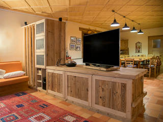 TAVERNA, RI-NOVO RI-NOVO Rustic style living room Wood Wood effect