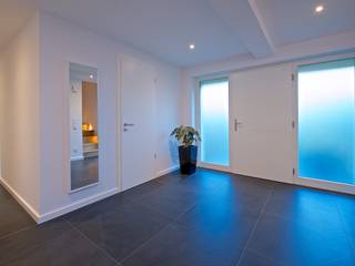 homify Moderne gangen, hallen & trappenhuizen