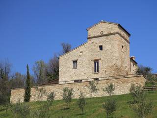 the watch tower in Montedinove, Le Marche, studio di architettura ulissi studio di architettura ulissi Casas de estilo rural Piedra