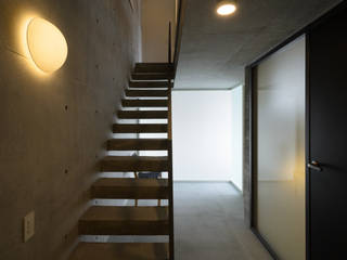 星降るバスルームの家, 風景のある家.LLC 風景のある家.LLC Pasillos, vestíbulos y escaleras modernos Concreto