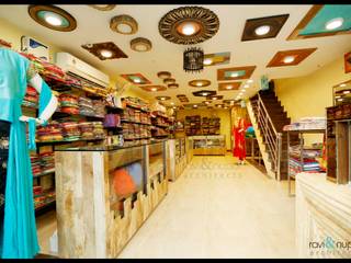 Fashion Hub-Ethnic Women's Apparel Store @Sadarpura,Jodhpur, RAVI - NUPUR ARCHITECTS RAVI - NUPUR ARCHITECTS Commercial spaces Solid Wood Multicolored