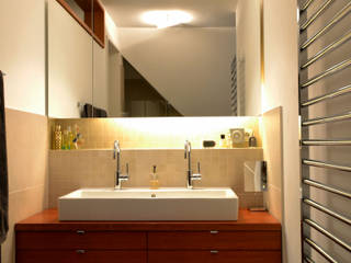 Wohnen im Dachgeschoss, reichl---beraten-planen-verwirklichen reichl---beraten-planen-verwirklichen Modern style bathrooms