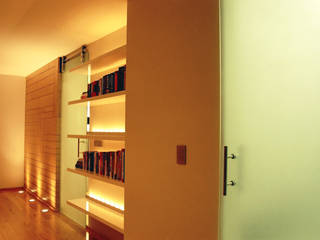 AH, RIMA Arquitectura RIMA Arquitectura モダンスタイルの 玄関&廊下&階段 木