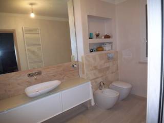 Bagno: ristrutturazione nei colori sabbia e bianco, ARREDACASAOnLine ARREDACASAOnLine Modern bathroom