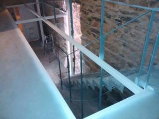 Rehabilitación de vivienda en c/SIMANCAS en Vigo (Pontevedra), HUGA ARQUITECTOS HUGA ARQUITECTOS Modern corridor, hallway & stairs Iron/Steel White