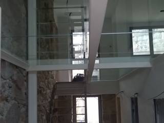 Rehabilitación de vivienda en c/SIMANCAS en Vigo (Pontevedra), HUGA ARQUITECTOS HUGA ARQUITECTOS Modern Corridor, Hallway and Staircase Iron/Steel White