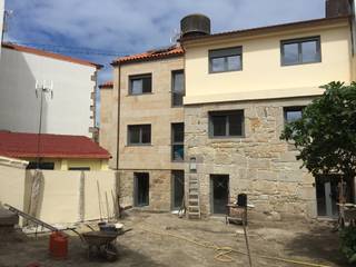Rehabilitación de vivienda en c/SIMANCAS en Vigo (Pontevedra), HUGA ARQUITECTOS HUGA ARQUITECTOS Casas de estilo moderno Piedra