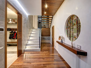 Современный дом у озера, Дмитрий Кругляк Дмитрий Кругляк Modern Corridor, Hallway and Staircase