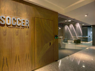 Soccermedia, RIMA Arquitectura RIMA Arquitectura モダンデザインの 書斎 木