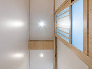 KC's RESIDENCE, arctitudesign arctitudesign Minimalist corridor, hallway & stairs