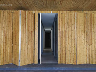 Residência em Curitiba -Revestimento com réguas de bambu, BAMBU CARBONO ZERO BAMBU CARBONO ZERO Garajes de estilo moderno Bambú Acabado en madera
