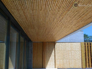 Residência em Curitiba -Revestimento com réguas de bambu, BAMBU CARBONO ZERO BAMBU CARBONO ZERO Terrace بانس Wood effect