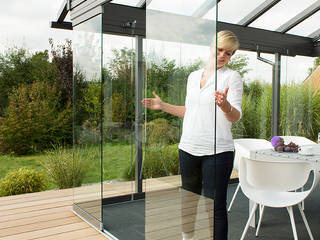 Glashaus: Wind und Wetter, bitte draußen warten!, Solarlux GmbH Solarlux GmbH Moderner Balkon, Veranda & Terrasse