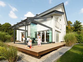 Glashaus: Wind und Wetter, bitte draußen warten!, Solarlux GmbH Solarlux GmbH Balkon, Veranda & Terrasse im Landhausstil