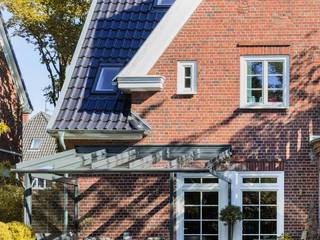 Terrassendach: Ein windgeschützter Sonnensitz für die langen Tage, Solarlux GmbH Solarlux GmbH Balkon, Beranda & Teras Gaya Country