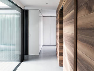 Casa MCR, CN10 ARCHITETTI CN10 ARCHITETTI الممر الحديث، المدخل و الدرج خشب Wood effect