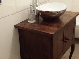 Szafka dębowa bejcowana stylizowana, Stolarstwo Rękodzielnicze Stolarstwo Rękodzielnicze Classic style bathroom Solid Wood Multicolored