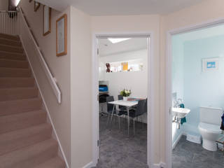 Stonechat close, Hampshire Design Consultancy Ltd. Hampshire Design Consultancy Ltd. Modern corridor, hallway & stairs White