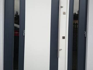 Drzwi MODERN, Revia Meble i drzwi z litego dębu. Revia Meble i drzwi z litego dębu. Finestre & Porte in stile moderno Legno Effetto legno