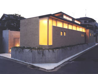 高窓と中庭の家－高低差を活かす－, 一級建築士事務所アトリエｍ 一級建築士事務所アトリエｍ Moderne Häuser