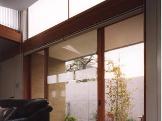 高窓と中庭の家－高低差を活かす－, 一級建築士事務所アトリエｍ 一級建築士事務所アトリエｍ Modern living room
