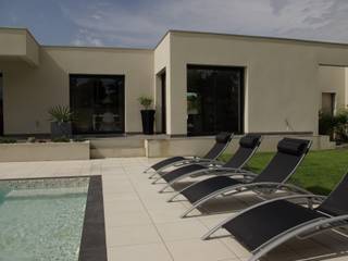 Maison cubique moderne avec piscine, Pierre Bernard Création Pierre Bernard Création Mediterranean style pool