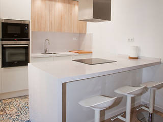 Reforma integral y de mobiliario en calle Padilla de Barcelona, Grupo Inventia Grupo Inventia Modern kitchen Wood-Plastic Composite