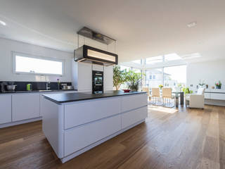 Ökologisch wohnen auf höchstem Niveau, KitzlingerHaus GmbH & Co. KG KitzlingerHaus GmbH & Co. KG Modern kitchen White Bench tops