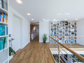Ökologisch wohnen auf höchstem Niveau, KitzlingerHaus GmbH & Co. KG KitzlingerHaus GmbH & Co. KG Modern corridor, hallway & stairs Accessories & decoration