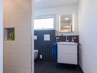 Ökologisch wohnen auf höchstem Niveau, KitzlingerHaus GmbH & Co. KG KitzlingerHaus GmbH & Co. KG Modern bathroom Bathtubs & showers