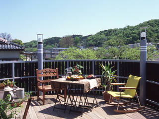 日本瓦葺き和風モダン 大型円形バルコニーのある2世帯住宅, （株）独楽蔵 KOMAGURA （株）独楽蔵 KOMAGURA Eclectic style balcony, veranda & terrace