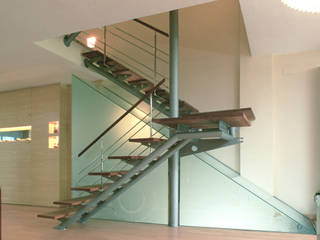 Escalera en una casa de 3 plantas., Daifuku Designs Daifuku Designs Minimalist corridor, hallway & stairs Iron/Steel