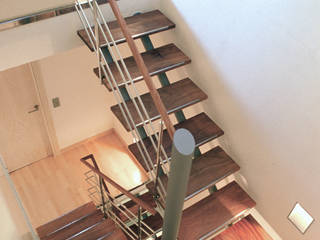 Escalera en una casa de 3 plantas., Daifuku Designs Daifuku Designs Pasillos, vestíbulos y escaleras minimalistas