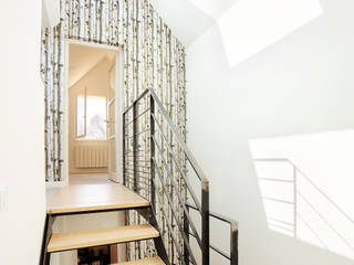 Aménagement de cage d'escalier, O2 Concept Architecture O2 Concept Architecture Couloir, entrée, escaliers scandinaves Métal Blanc