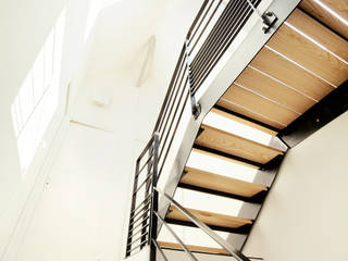Aménagement de cage d'escalier, O2 Concept Architecture O2 Concept Architecture Couloir, entrée, escaliers scandinaves Métal Blanc