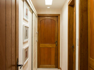 Quadros na circulação, ARQ Ana Lore Burliga Miranda ARQ Ana Lore Burliga Miranda Eclectic style corridor, hallway & stairs Wood Wood effect