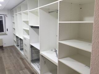 Begehbarer Kleiderschrank / Ankleidezimmer, schrankwerk.de schrankwerk.de Vestidores de estilo clásico Derivados de madera Transparente